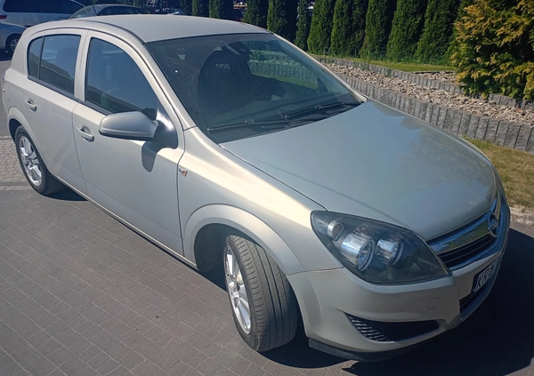 Opel Astra cena 16500 przebieg: 229000, rok produkcji 2010 z Ropczyce małe 154